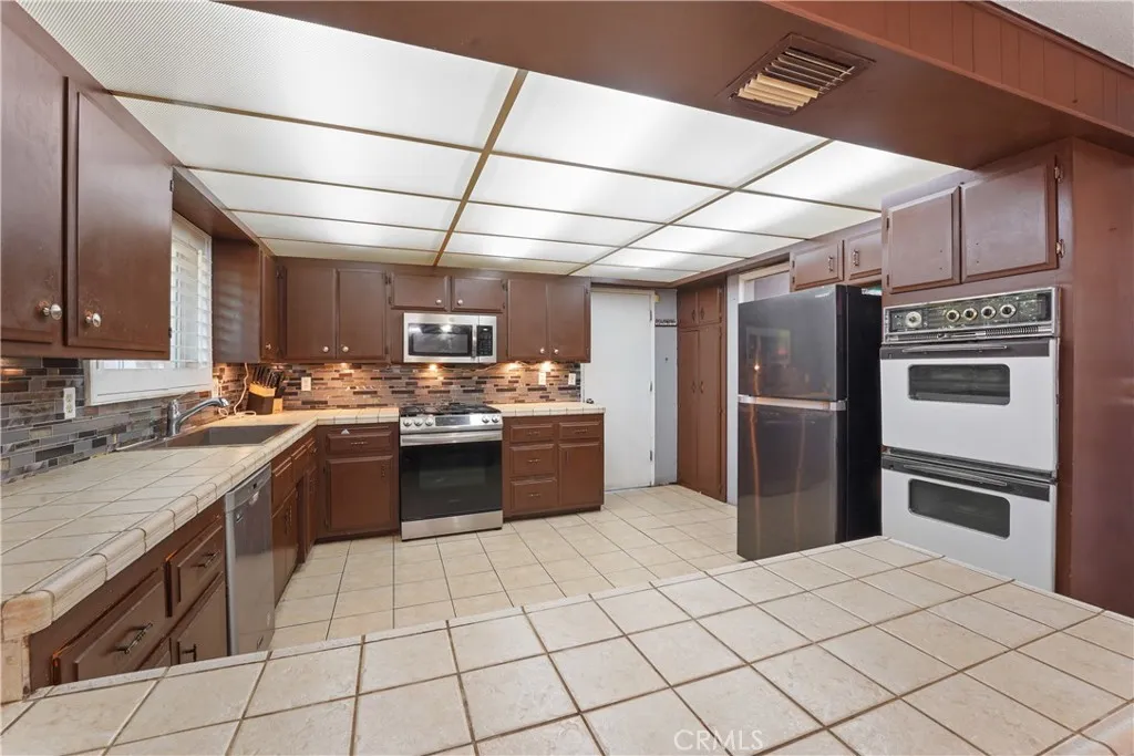 26407 Liberty Drive, Hemet, California 92544 home-pic-9
