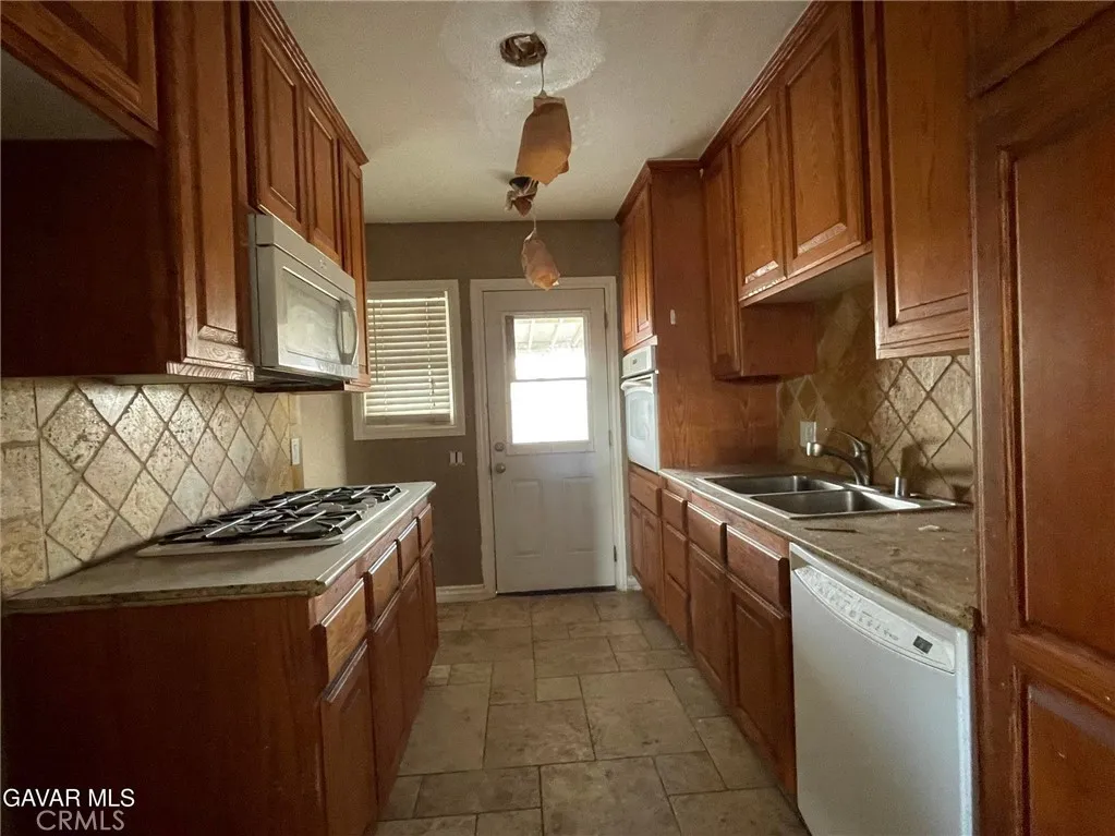 309 E Avenue J13, Lancaster, California 93535 home-pic-3