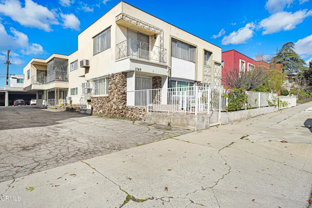 1749 N Edgemont Street, Los Angeles, California 90027 home-pic-1