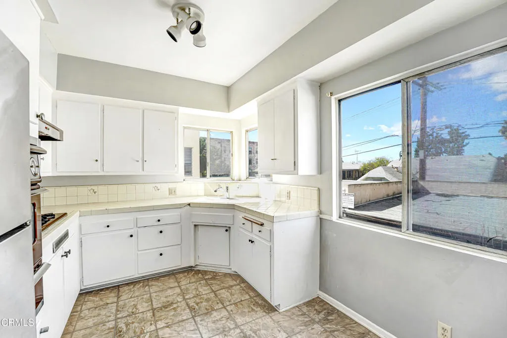 1749 N Edgemont Street, Los Angeles, California 90027 home-pic-8