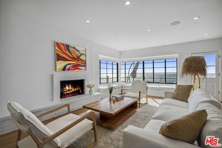 Sparkling ocean view living ro