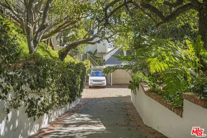 Spacious garage for cars and s