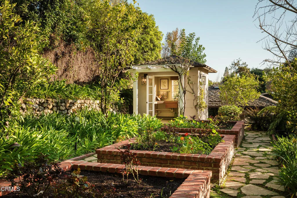 154 S Arroyo Boulevard, Pasadena, California 91105 home-pic-23