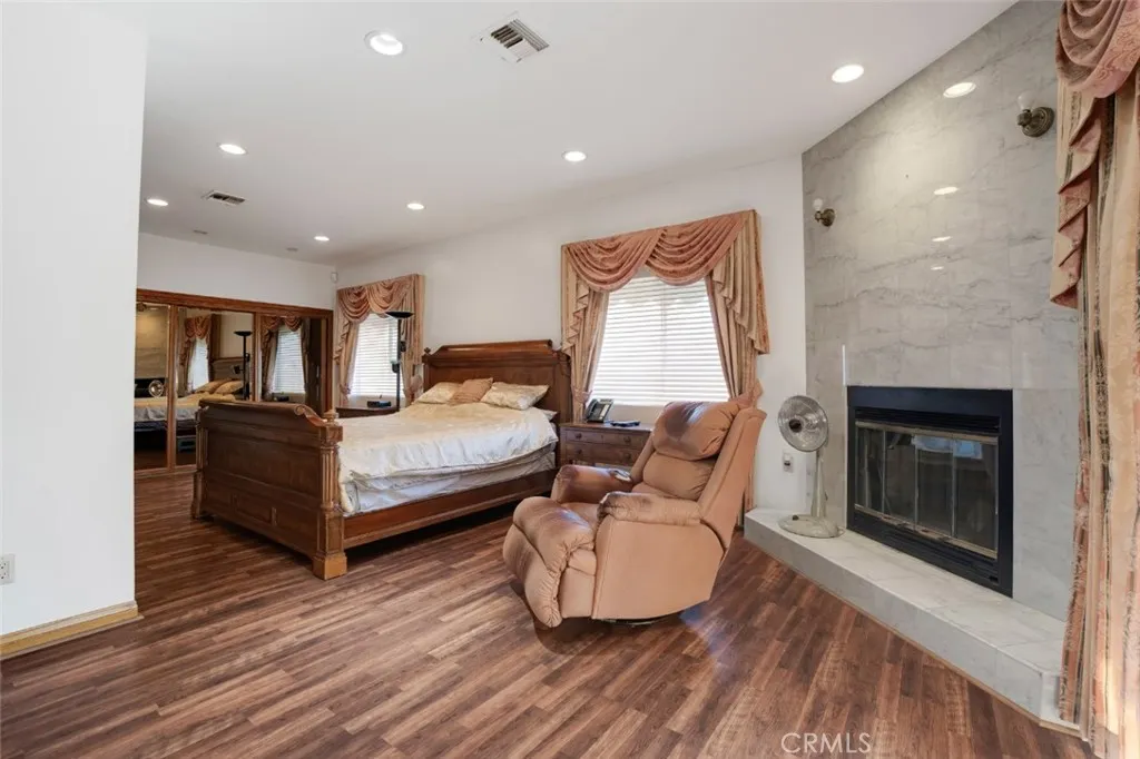 2205 N Catalina Street, Los Angeles, California 90027 home-pic-36