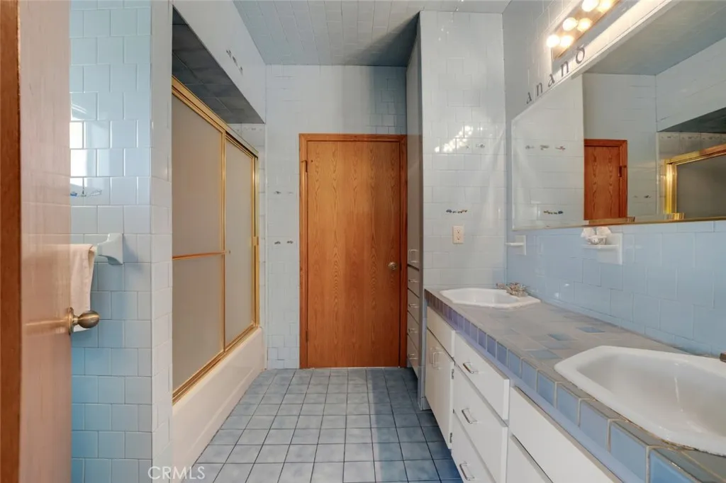 2205 N Catalina Street, Los Angeles, California 90027 home-pic-32