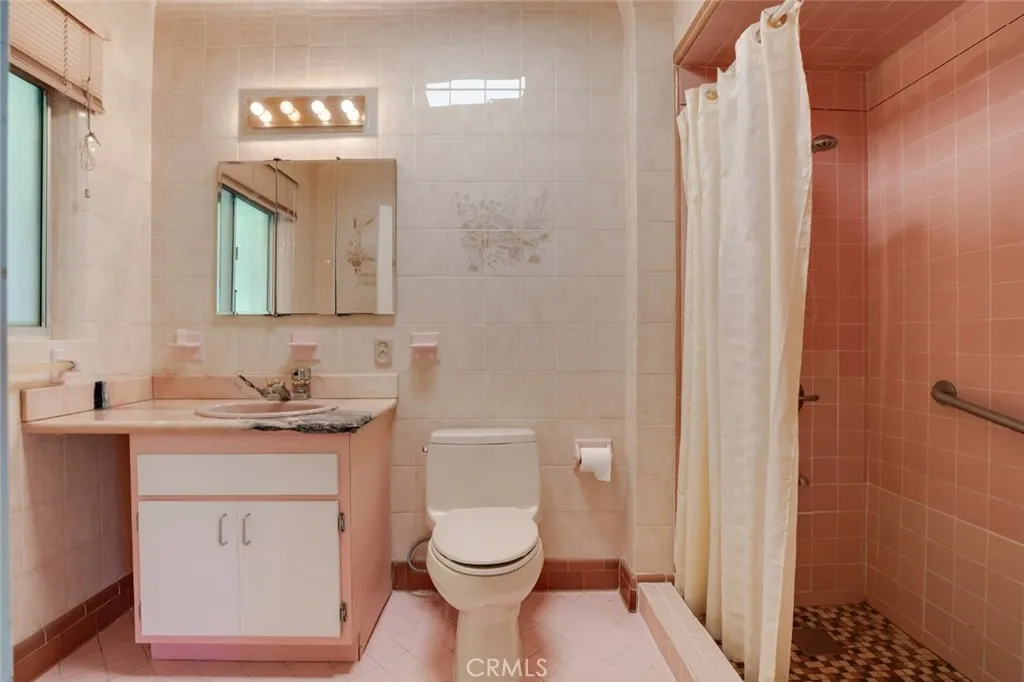 2205 N Catalina Street, Los Angeles, California 90027 home-pic-25