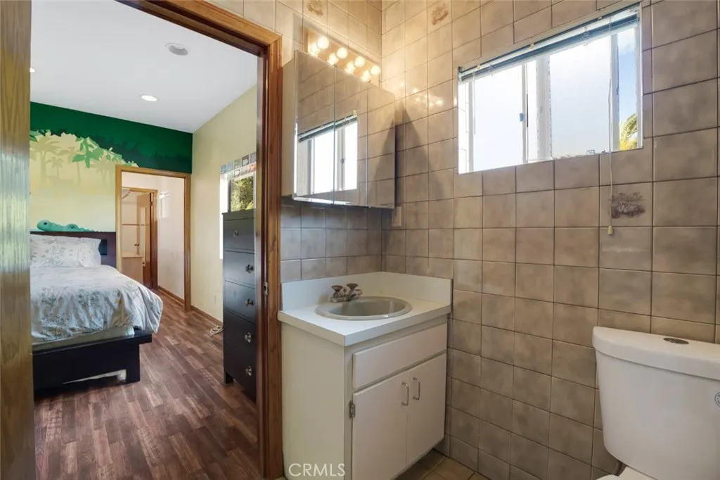 2205 N Catalina Street, Los Angeles, California 90027 home-pic-45