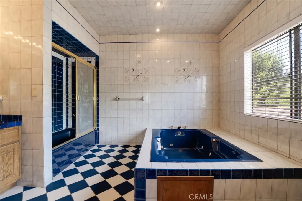 2205 N Catalina Street, Los Angeles, California 90027 home-pic-38