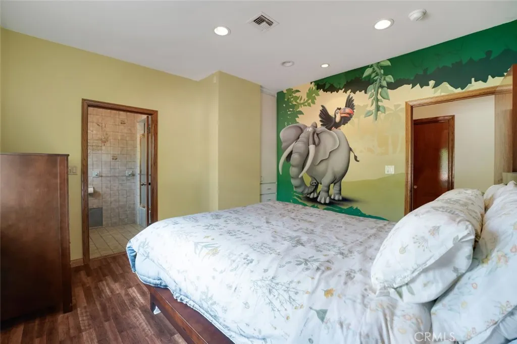 2205 N Catalina Street, Los Angeles, California 90027 home-pic-44