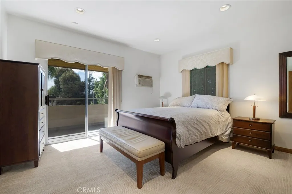 2205 N Catalina Street, Los Angeles, California 90027 home-pic-30