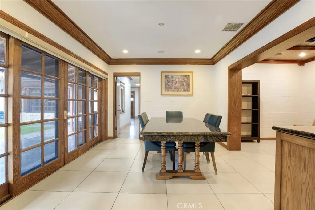 2205 N Catalina Street, Los Angeles, California 90027 home-pic-12
