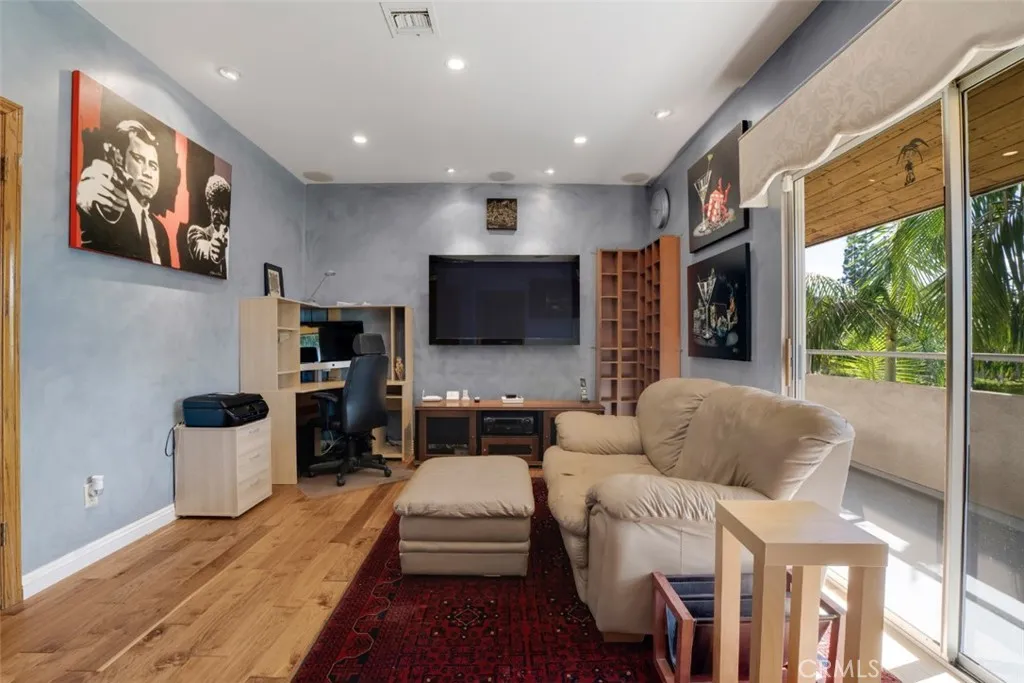 2205 N Catalina Street, Los Angeles, California 90027 home-pic-33