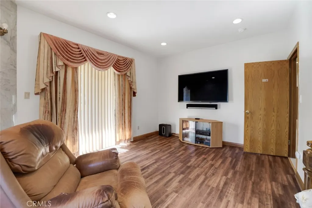 2205 N Catalina Street, Los Angeles, California 90027 home-pic-35