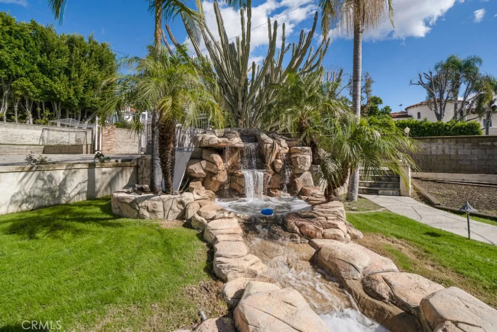 2205 N Catalina Street, Los Angeles, California 90027 home-pic-49