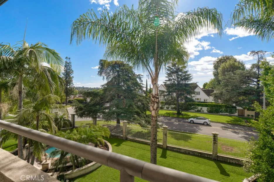 2205 N Catalina Street, Los Angeles, California 90027 home-pic-42