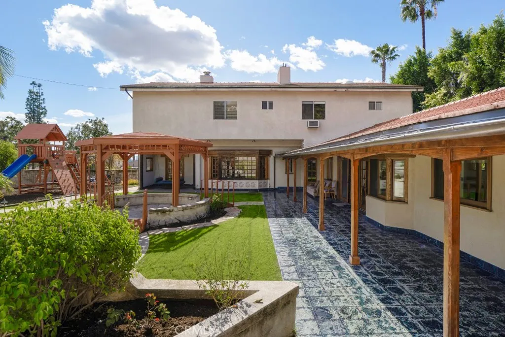 2205 N Catalina Street, Los Angeles, California 90027 home-pic-47