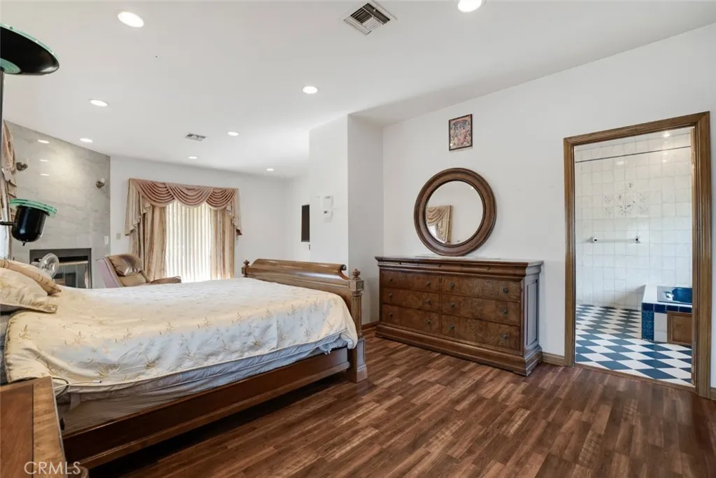 2205 N Catalina Street, Los Angeles, California 90027 home-pic-37