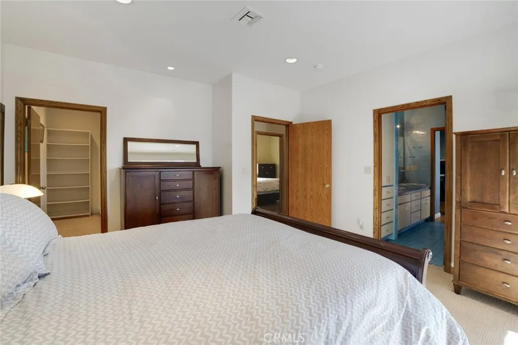 2205 N Catalina Street, Los Angeles, California 90027 home-pic-31