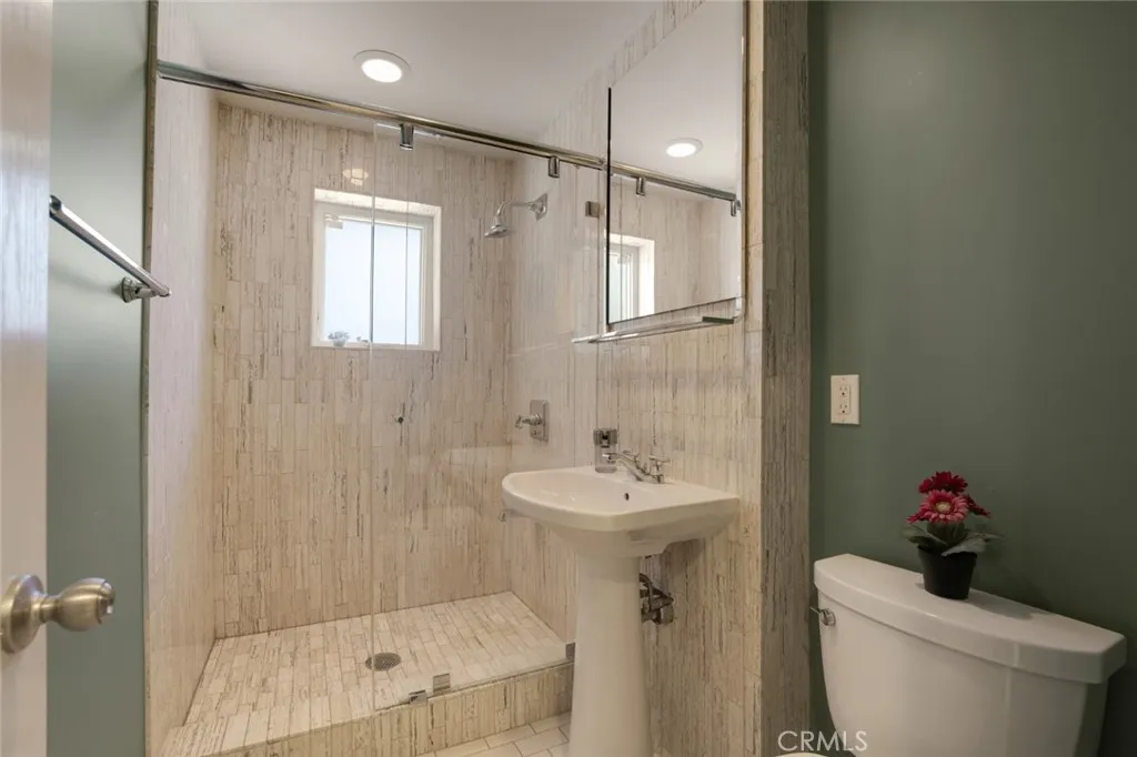 2205 N Catalina Street, Los Angeles, California 90027 home-pic-22