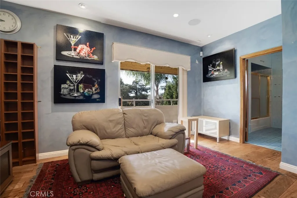2205 N Catalina Street, Los Angeles, California 90027 home-pic-34