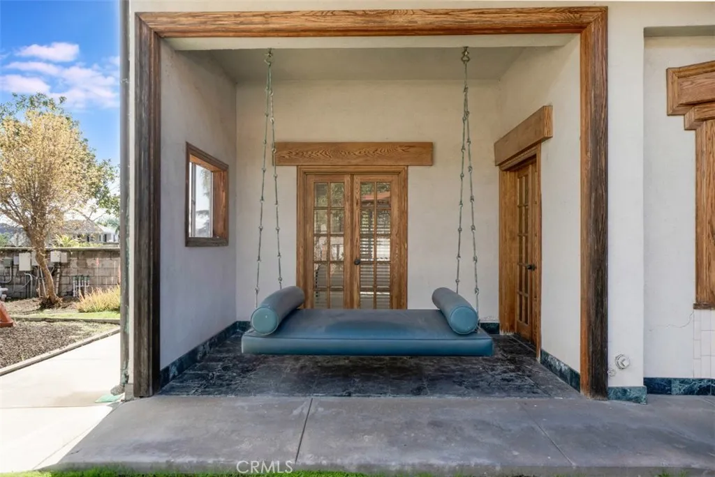 2205 N Catalina Street, Los Angeles, California 90027 home-pic-51
