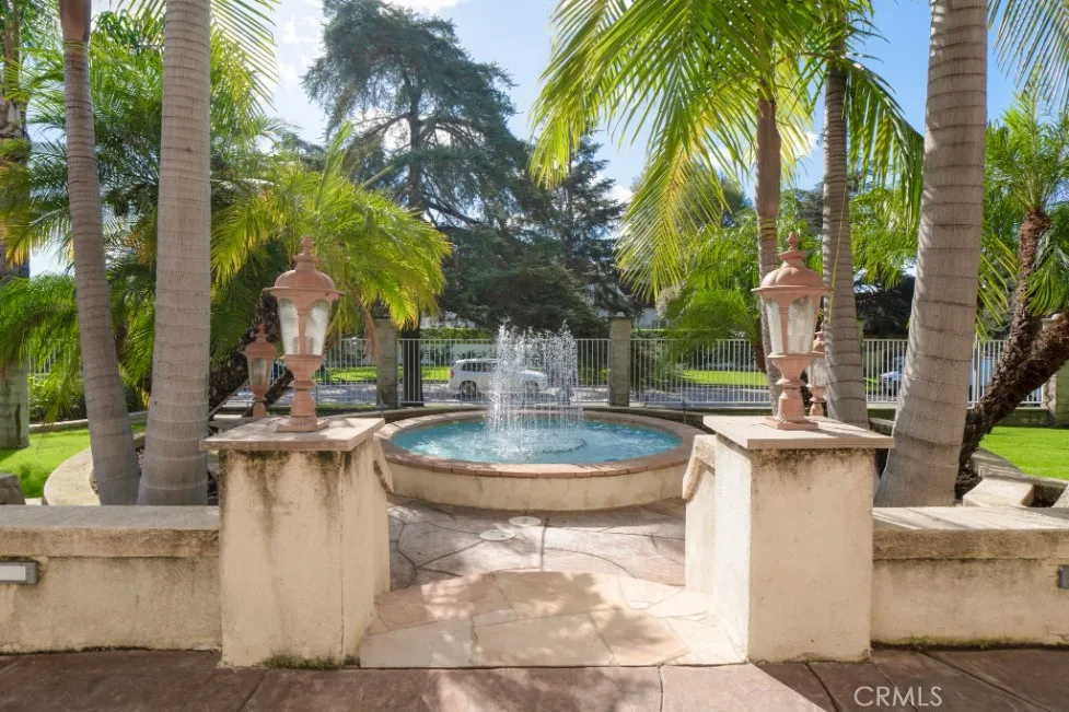 2205 N Catalina Street, Los Angeles, California 90027 home-pic-2