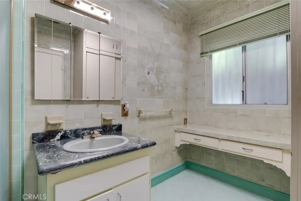 2205 N Catalina Street, Los Angeles, California 90027 home-pic-28