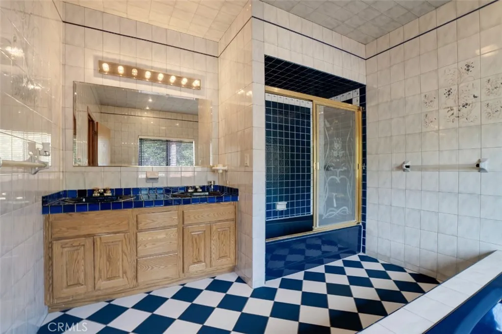 2205 N Catalina Street, Los Angeles, California 90027 home-pic-39