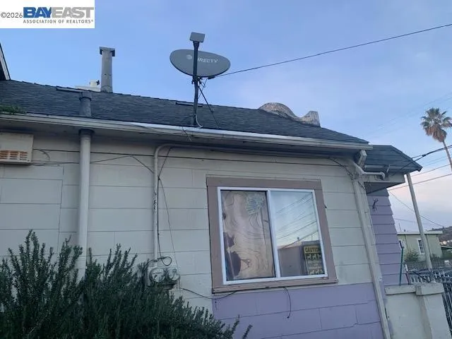 UPSTAIRS - 2ND UNIT