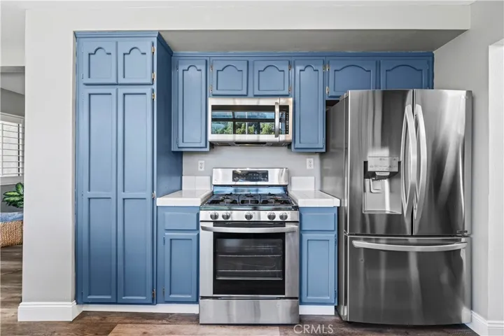 A cozy breakfast area sits just off the kitchen, perfect for casual mornings.