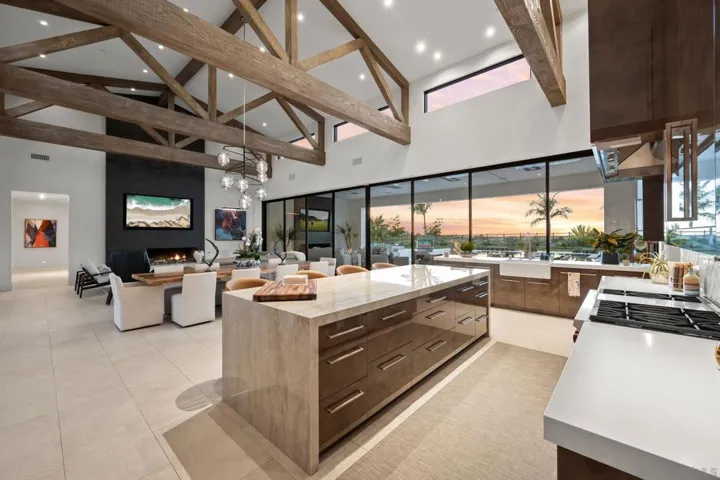 Motorized glass wall disappears into a pocket for seamless Indoor/Outdoor living.