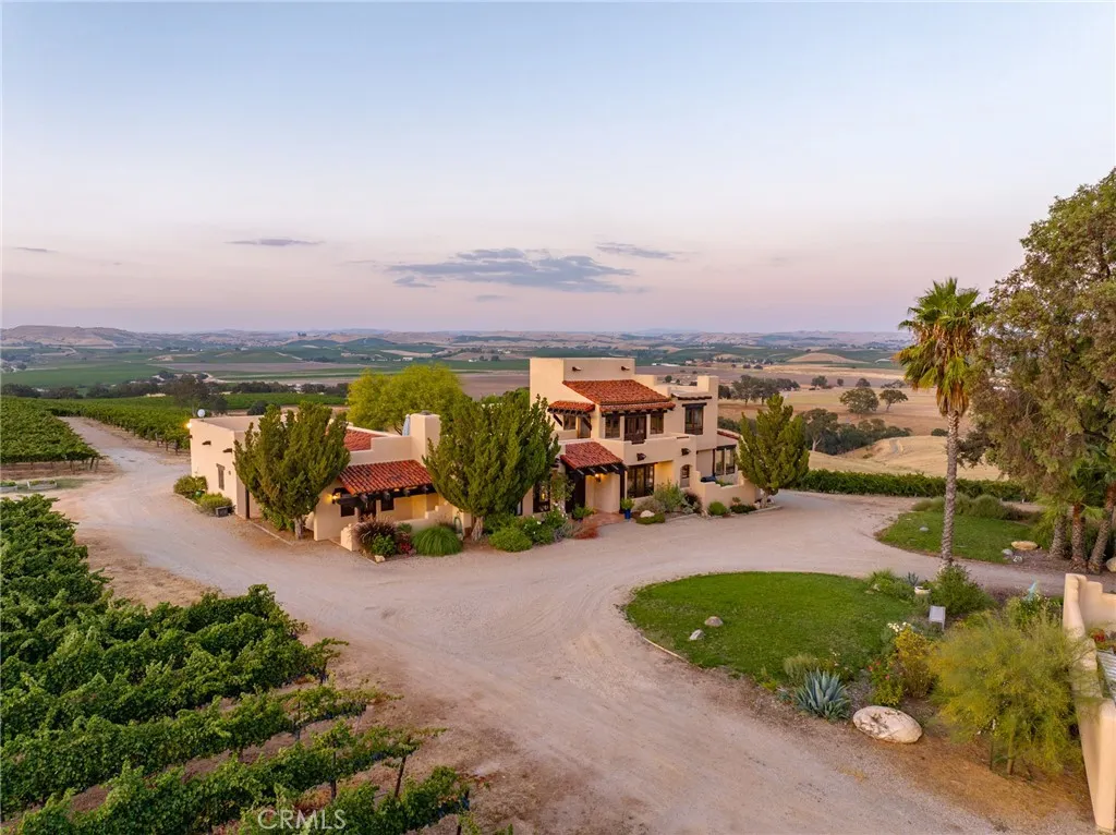 7010 Wilderness Lane, Paso Robles, California 93446 home-pic-2