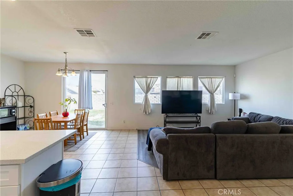 14761 Coachman, Victorville, California 92394 home-pic-18