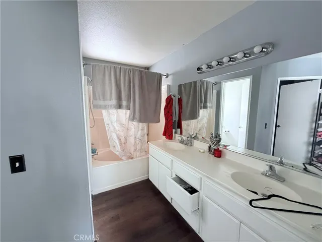 Jack & Jill Bath connecting Bedrooms 2 and 3