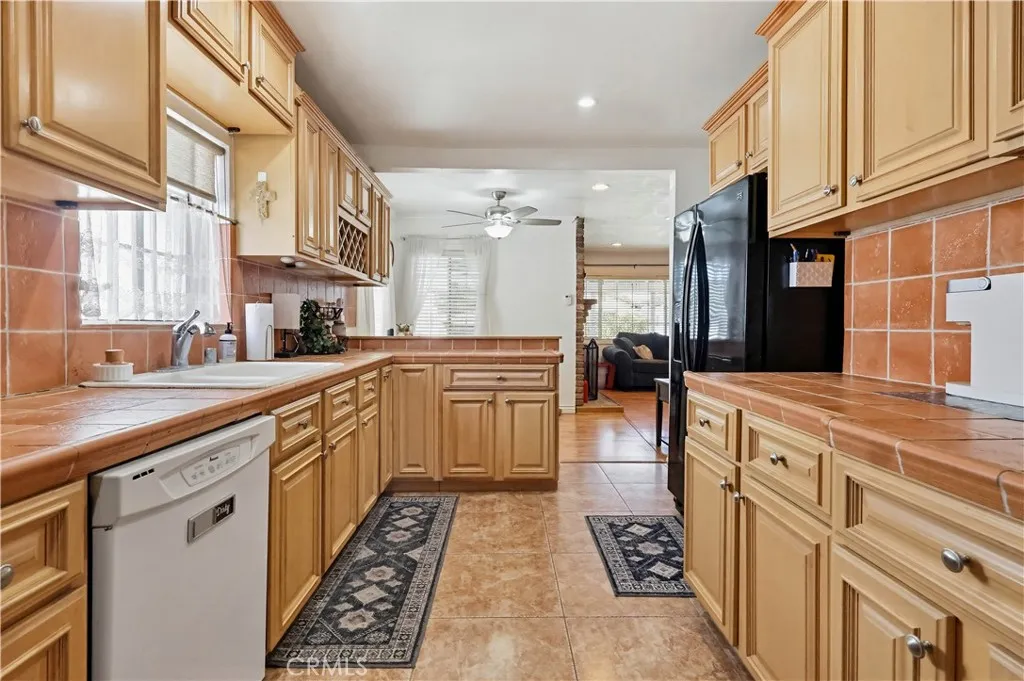 5913 Castana, Lakewood, California 90712 home-pic-19
