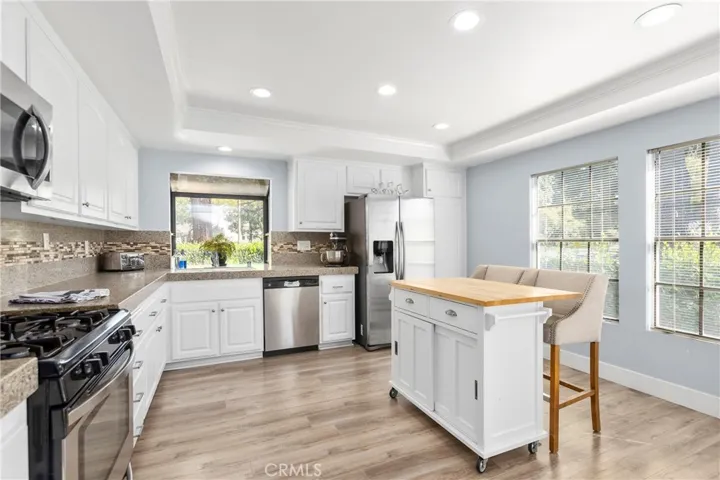 Large kitchen w/ tons of space!