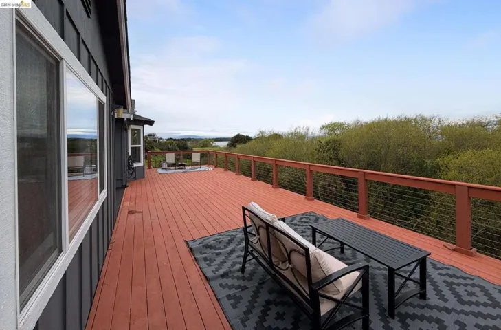 Deck with outdoor dining space