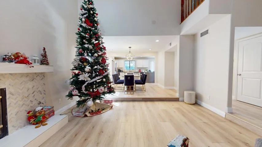 68645-Panorama-Living-to-Kitchen