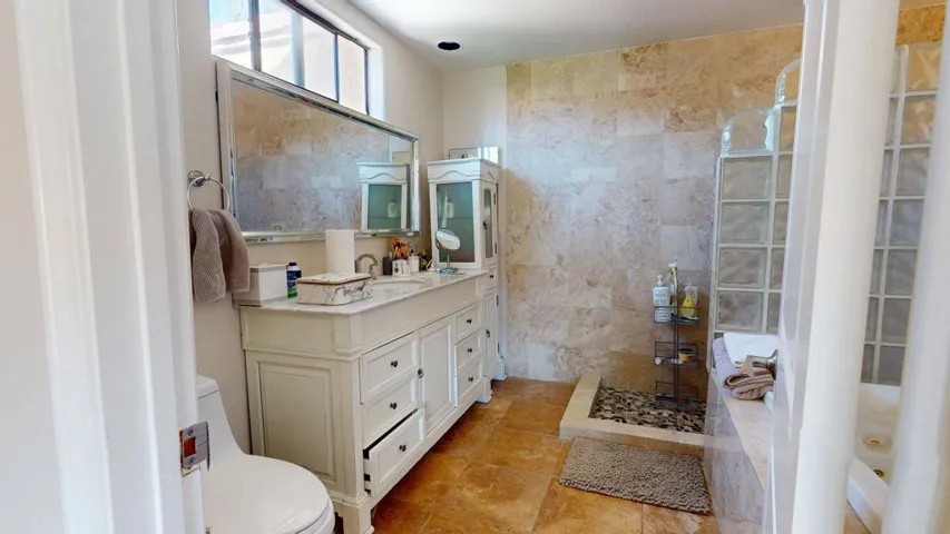 68645-Panorama-Primary-Bath