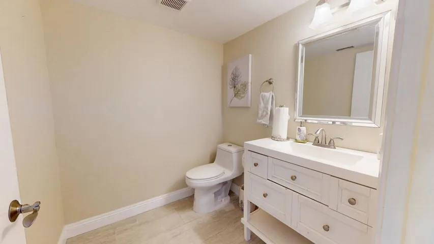 68645-Panorama-Bottom-Bathroom