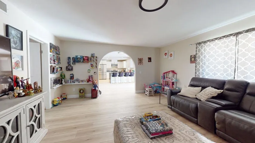 68645-Panorama-Movie-Room-to-Kitchen