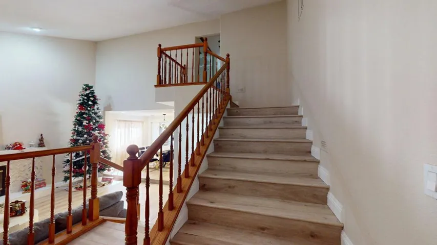 68645-Panorama-Entry-Staircase