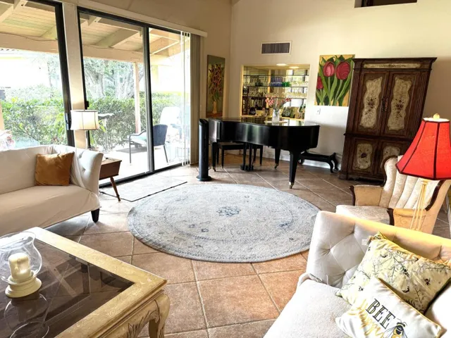 Grand Piano & Wet Bar!