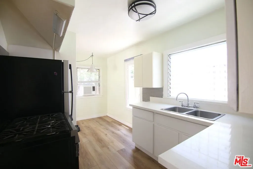 1028 1/2 Kitchen