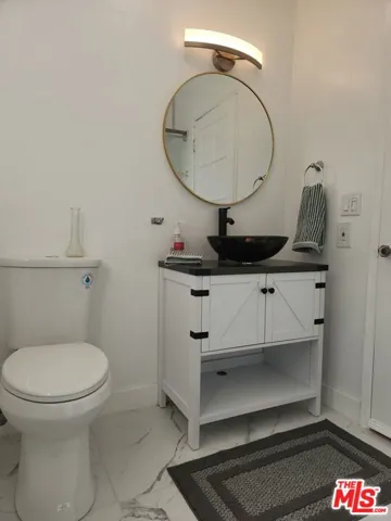 1030 Upstairs batroom