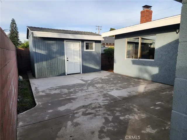 Stepping into the patio. Plenty of room for patio furniture & umbrella.