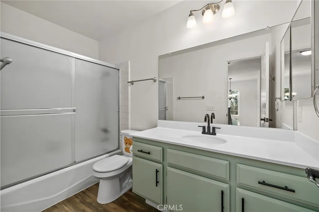 Upstairs bathroom bath/shower