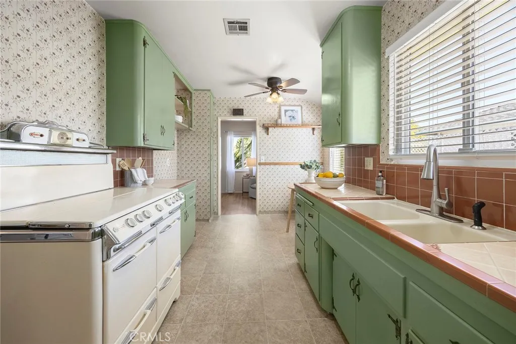 1836 W Southgate, Fullerton, California 92833 home-pic-40