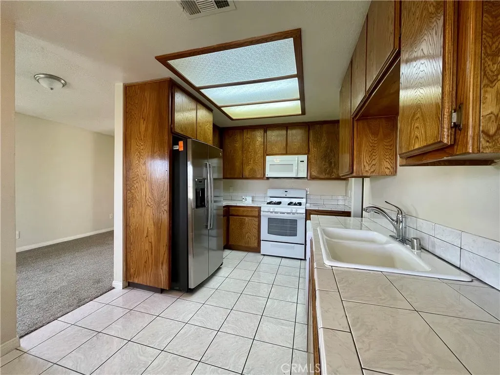 4763 W Avenue L8, Lancaster, California 93536 home-pic-6
