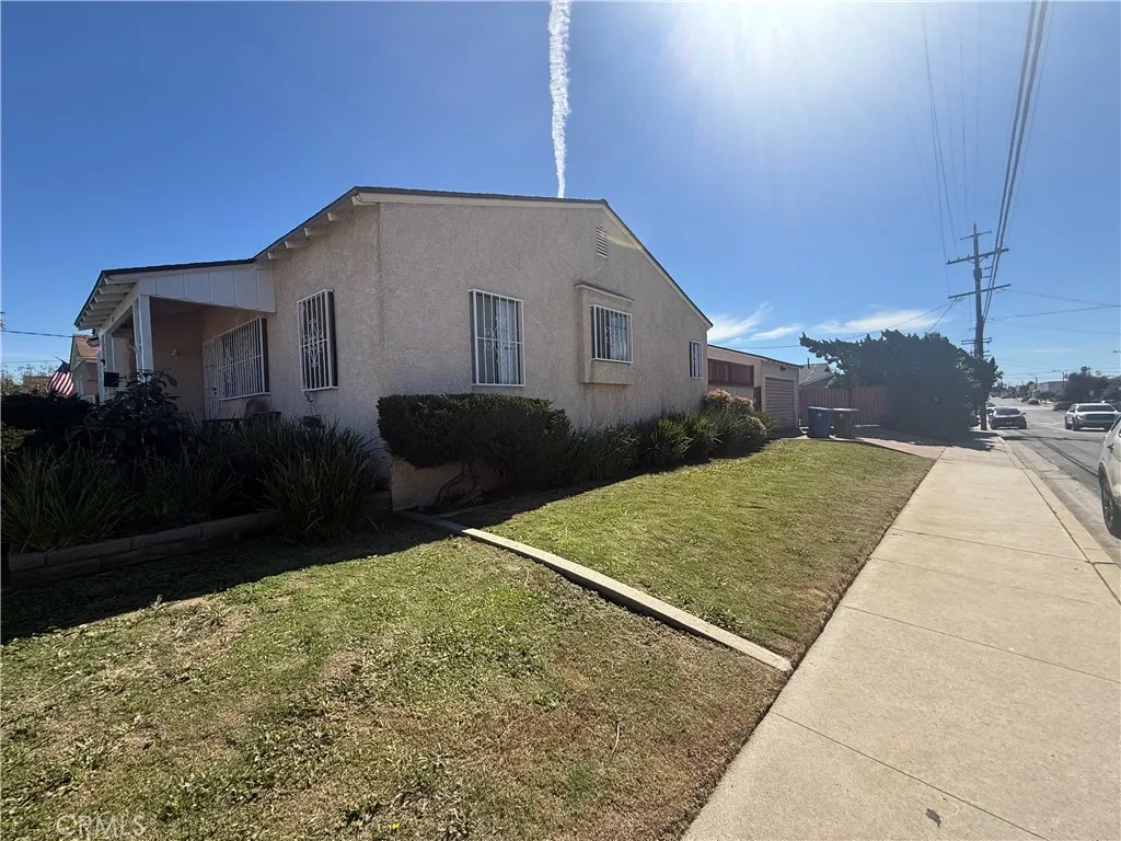 1128 W Dolores, Wilmington, California 90744 home-pic-2